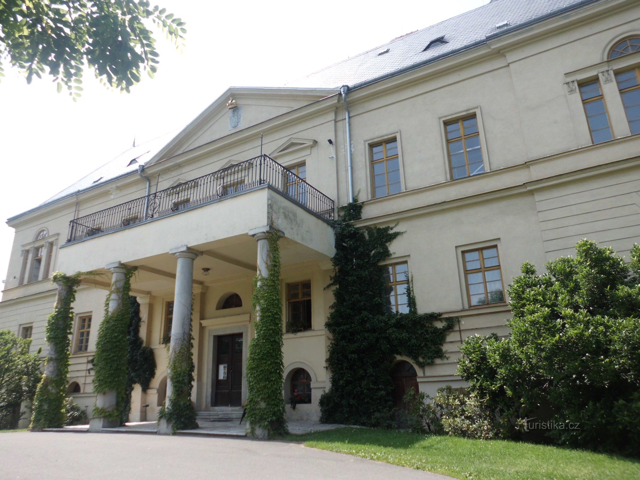 Blick auf den Eingang zum Schloss