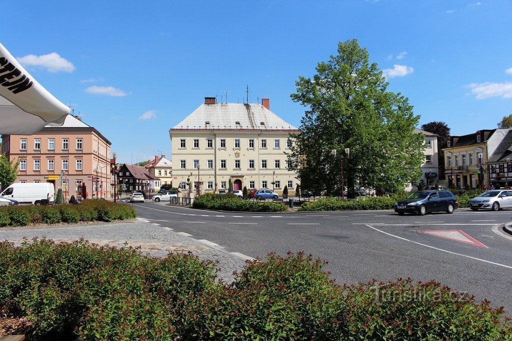 Veduta del lato est della piazza