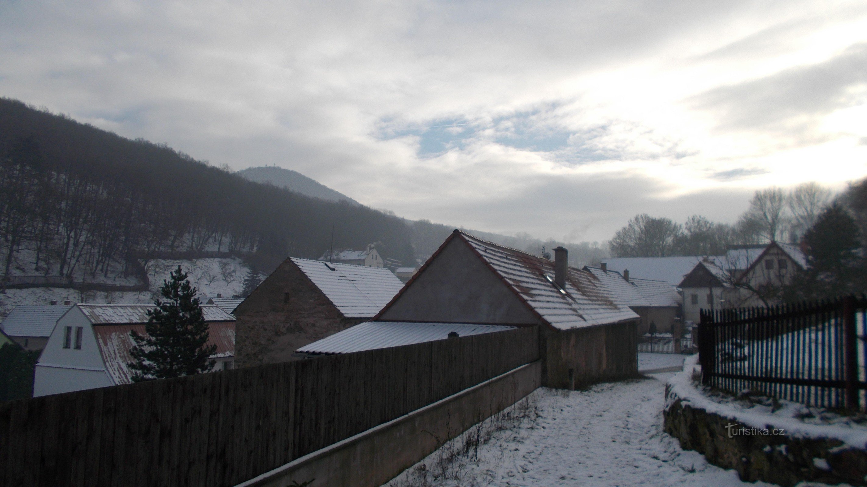 Blick auf den aufragenden Lovoš aus dem Dorf Opárno, von der Straße von der Burg.