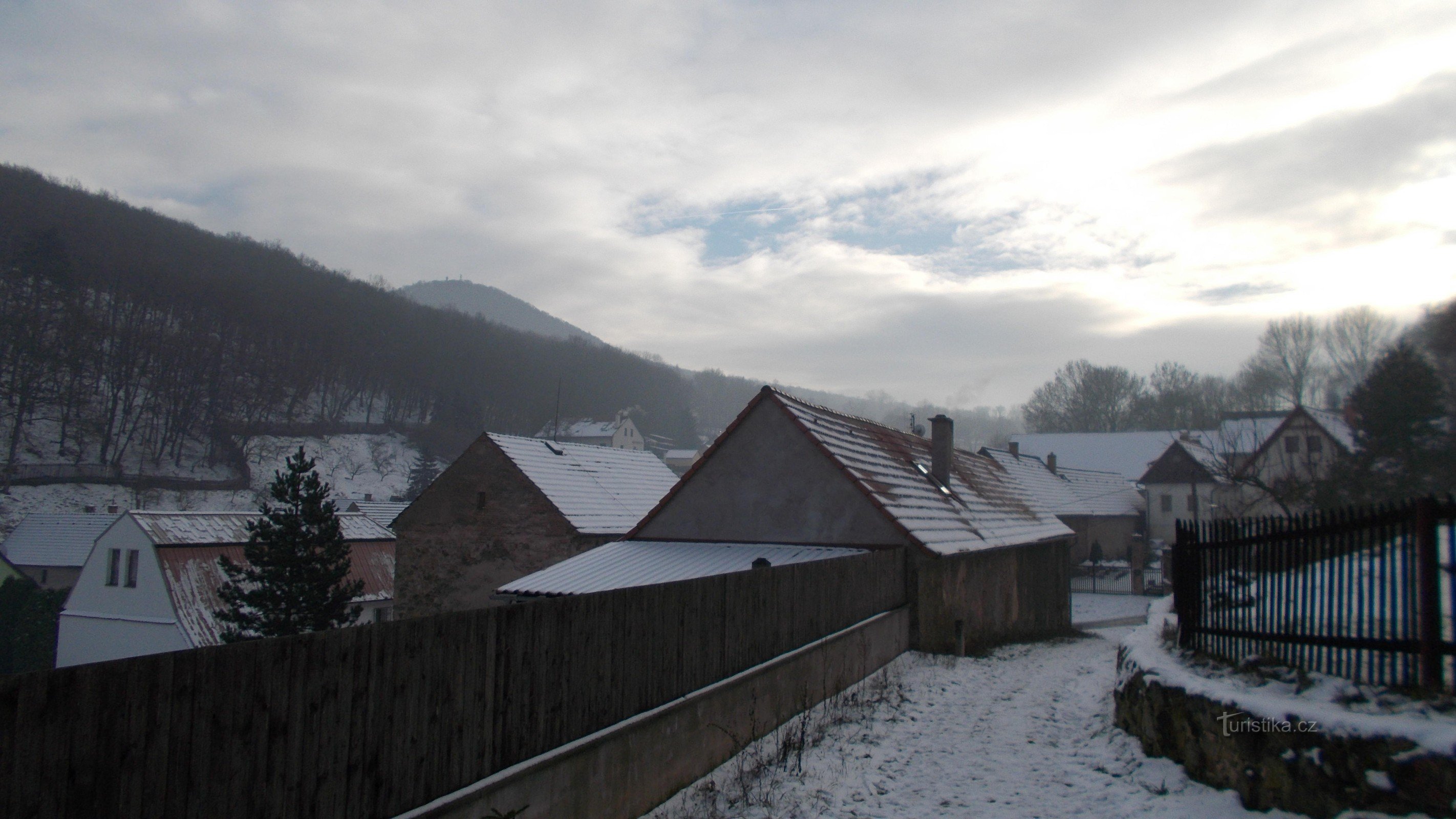 Vue du Lovoš imminent depuis le village d'Opárno, depuis la route du château.