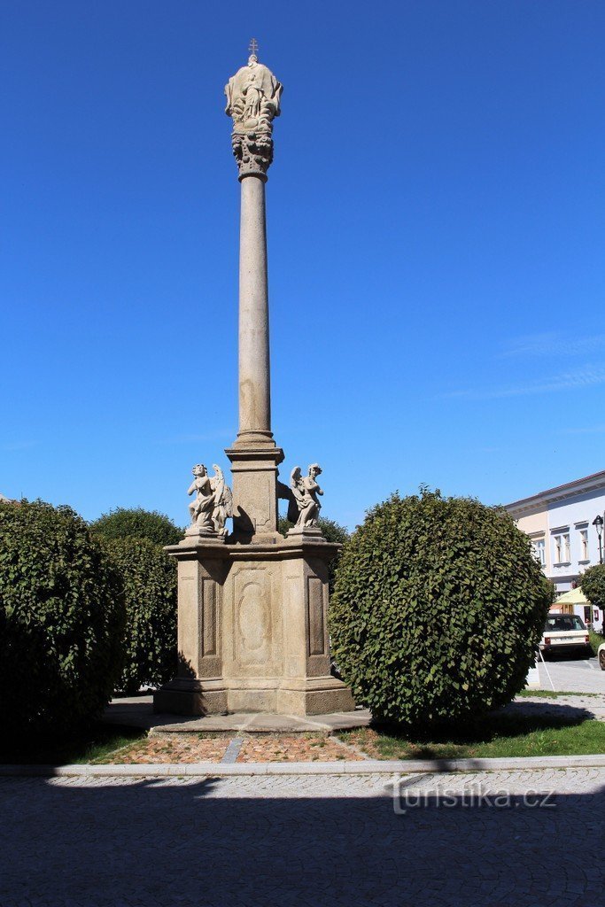 Blick auf die Rückseite der Säule