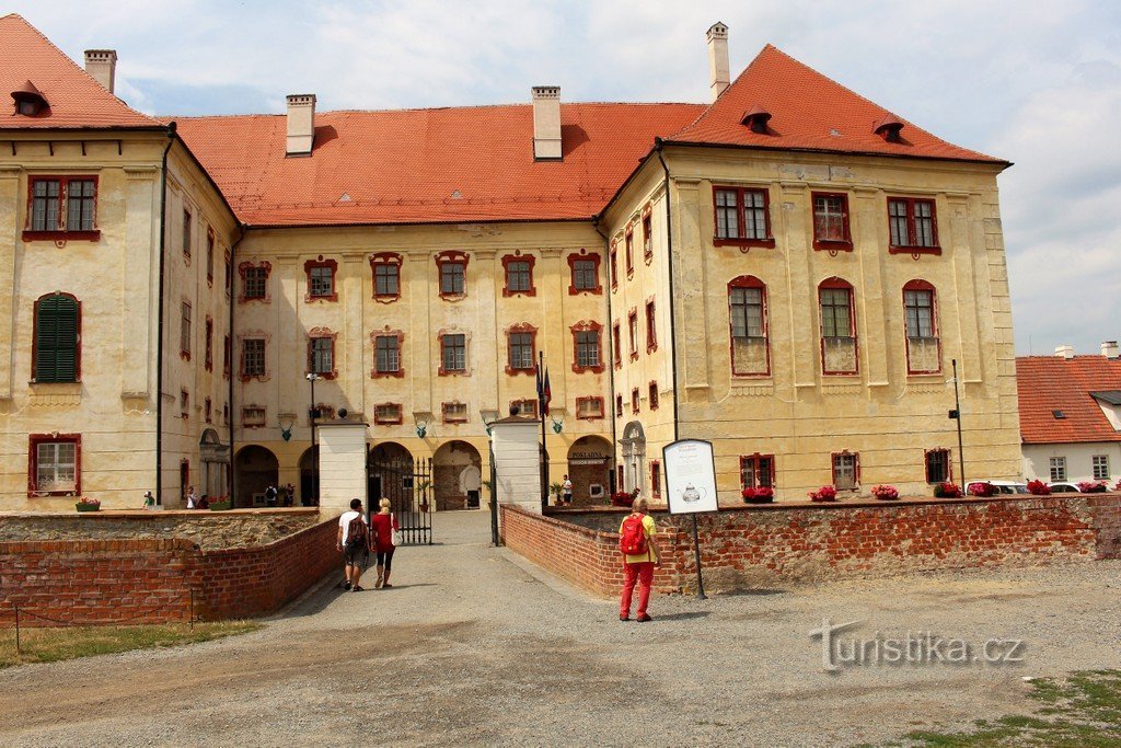 Widok na dziedziniec zamkowy