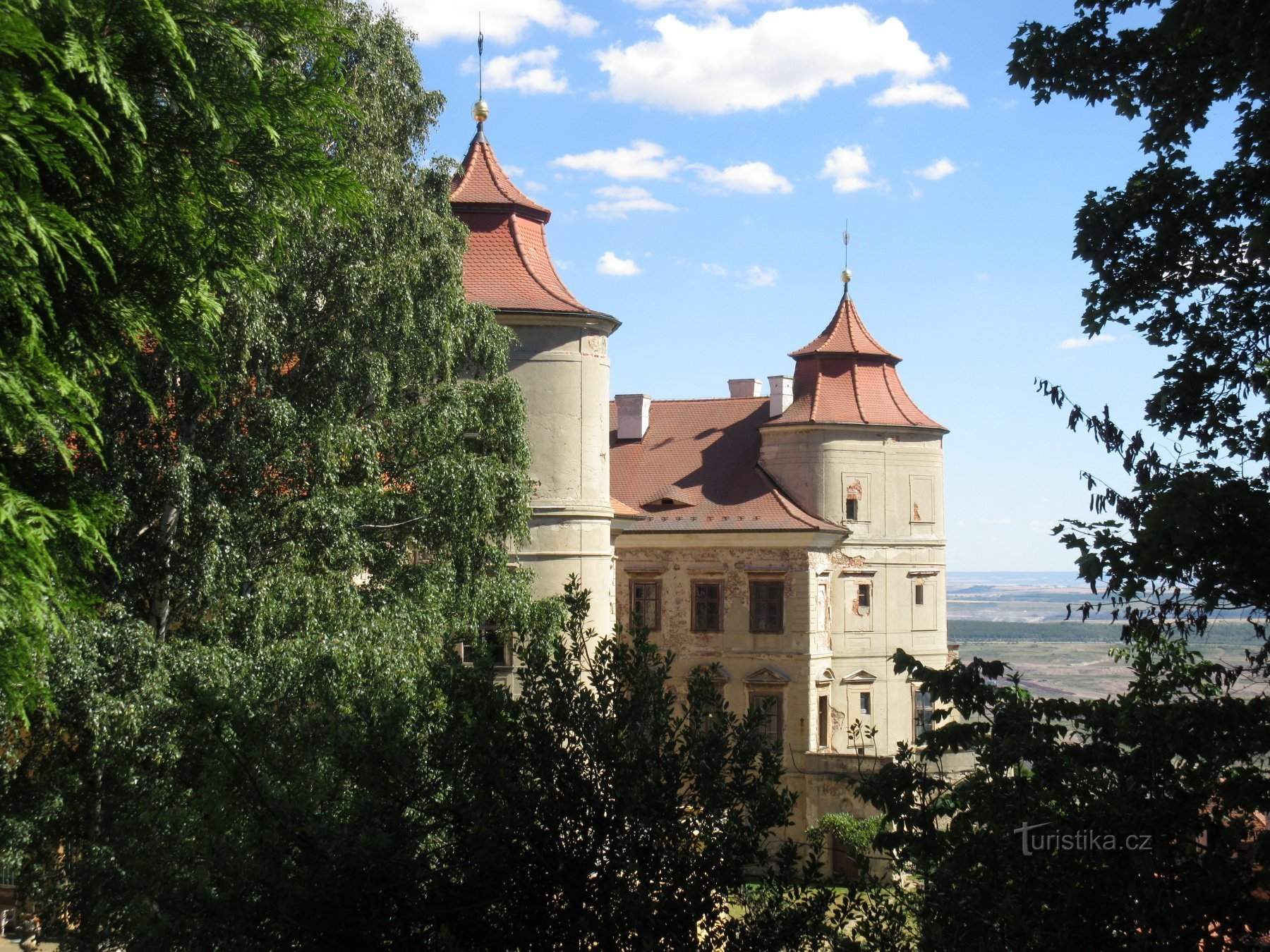 Utsikt över slottet från sidoingången
