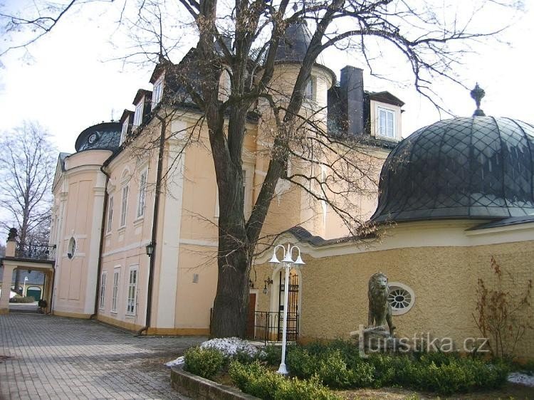 Näkymä linnalle pääportilta: Malá Skála