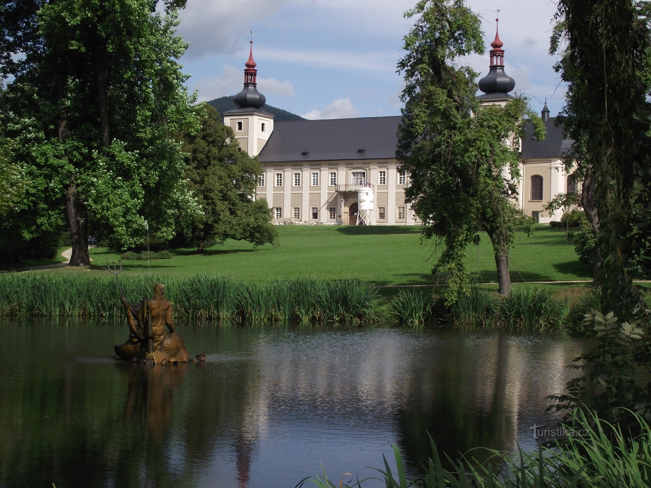 Blick auf die Burg vom oberen Teich