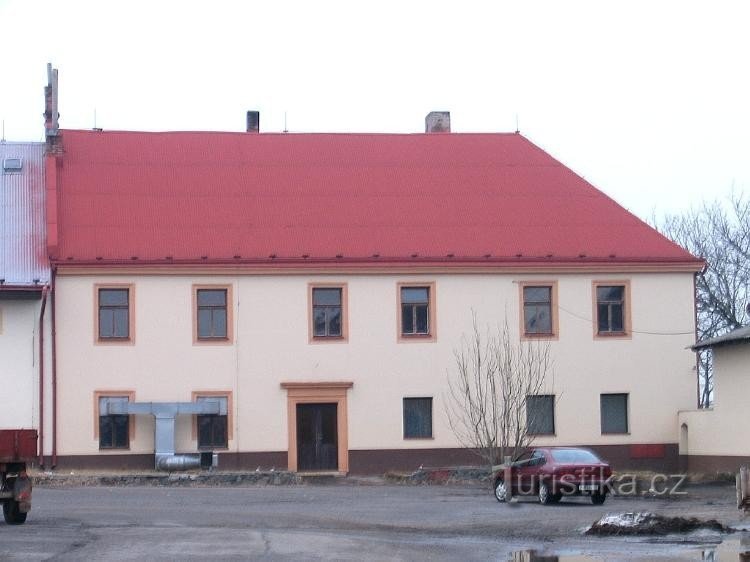 Vue du château depuis la cour de la ferme : Château de Nabočany