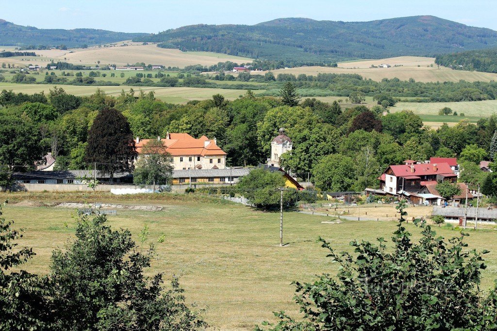 Vue du château depuis la chapelle de la Sainte Trinité