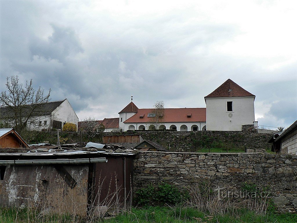 Blick auf die Burg vom Fluss aus