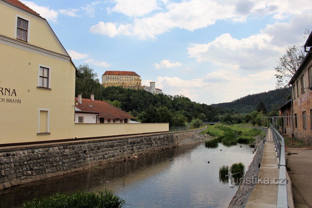 Kilátás a várra a Svitava folyó felől