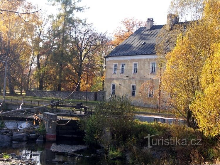 Uitzicht op het kasteel vanaf de weg