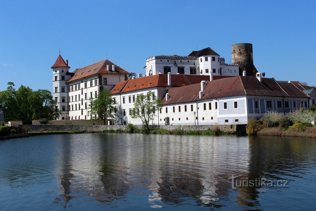 Widok na zamek przez Malý Vajgar