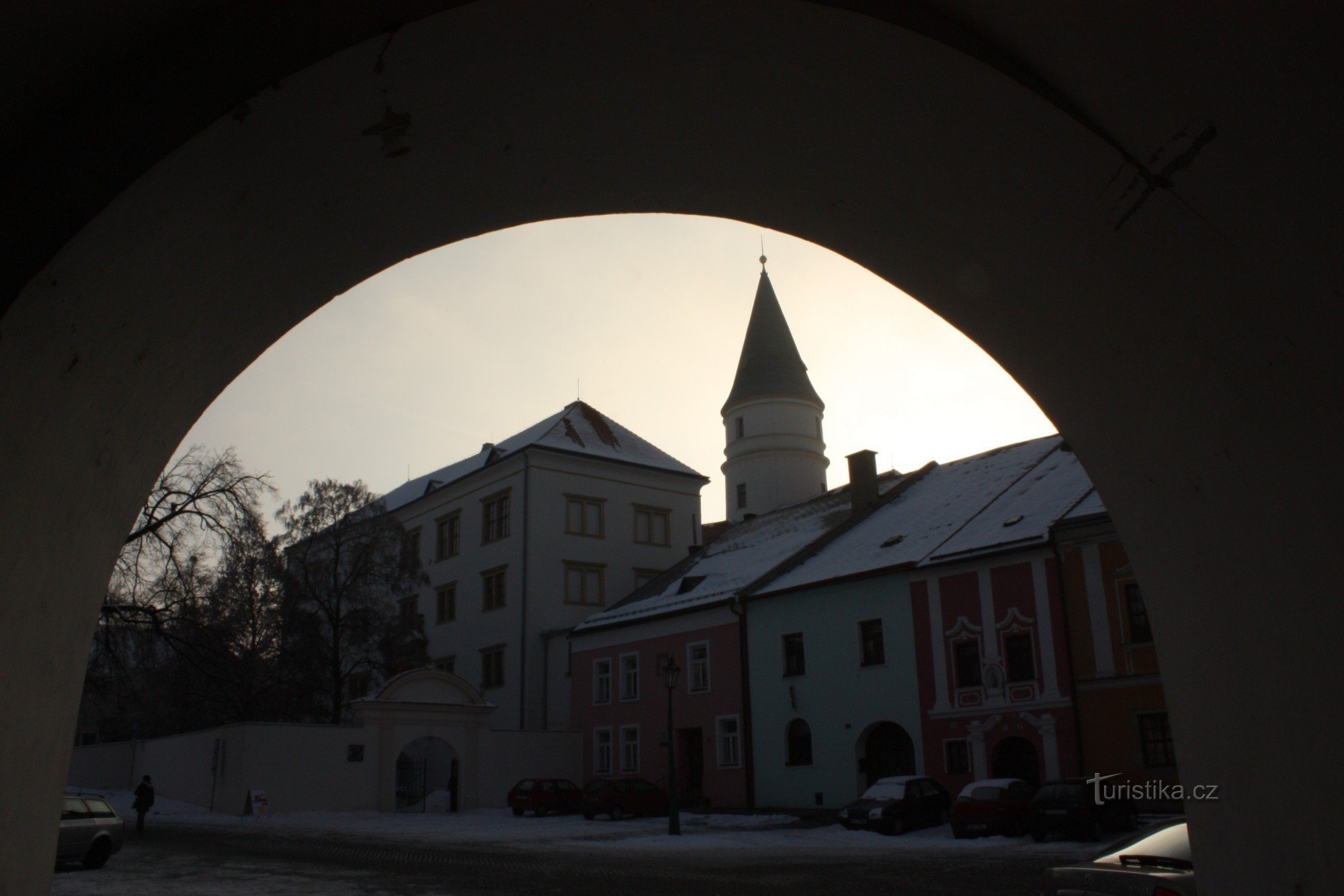 Vista del castillo con la torre desde Horní náměstí