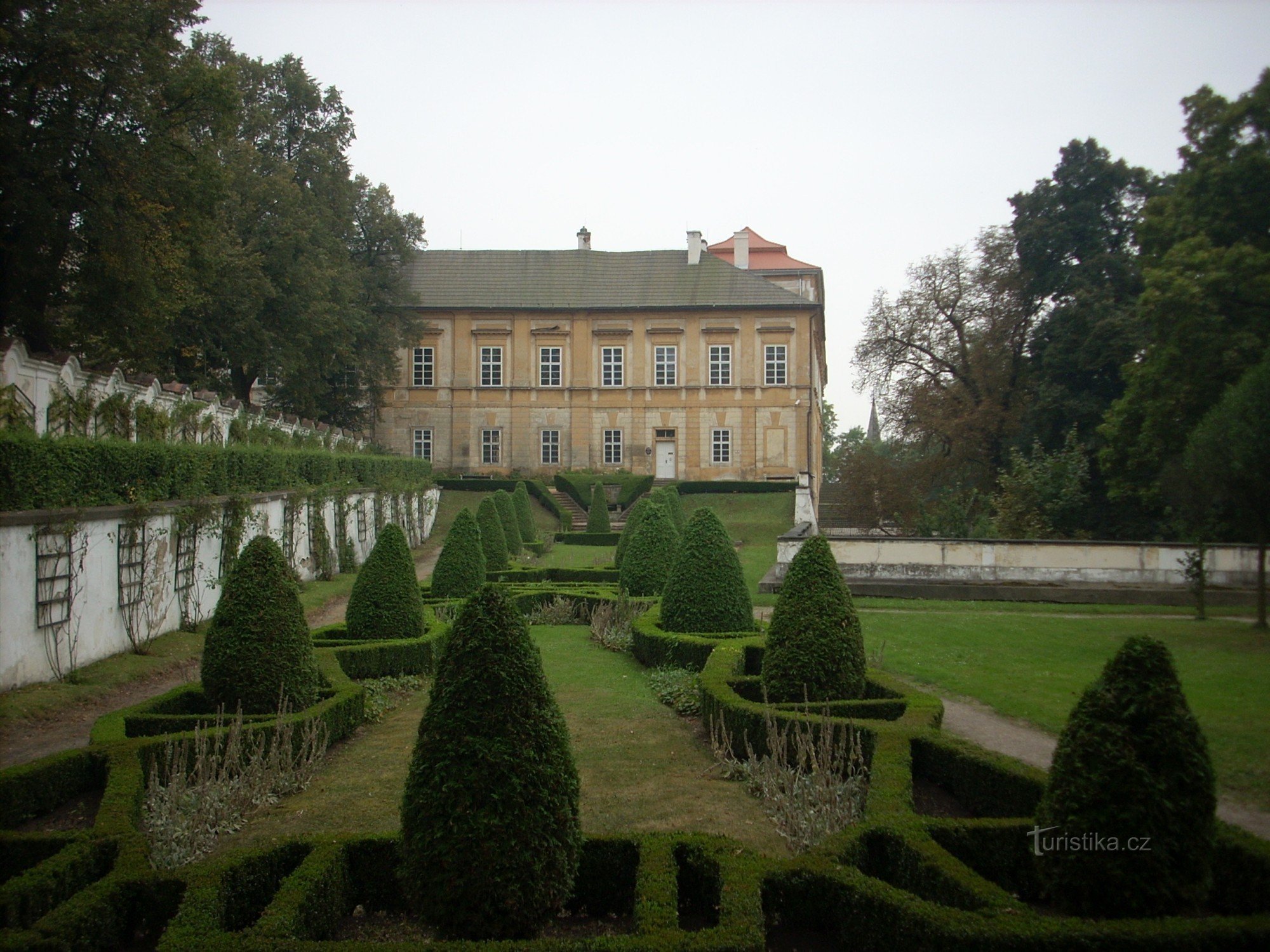 widok na zamek z ogrodami zamkowymi