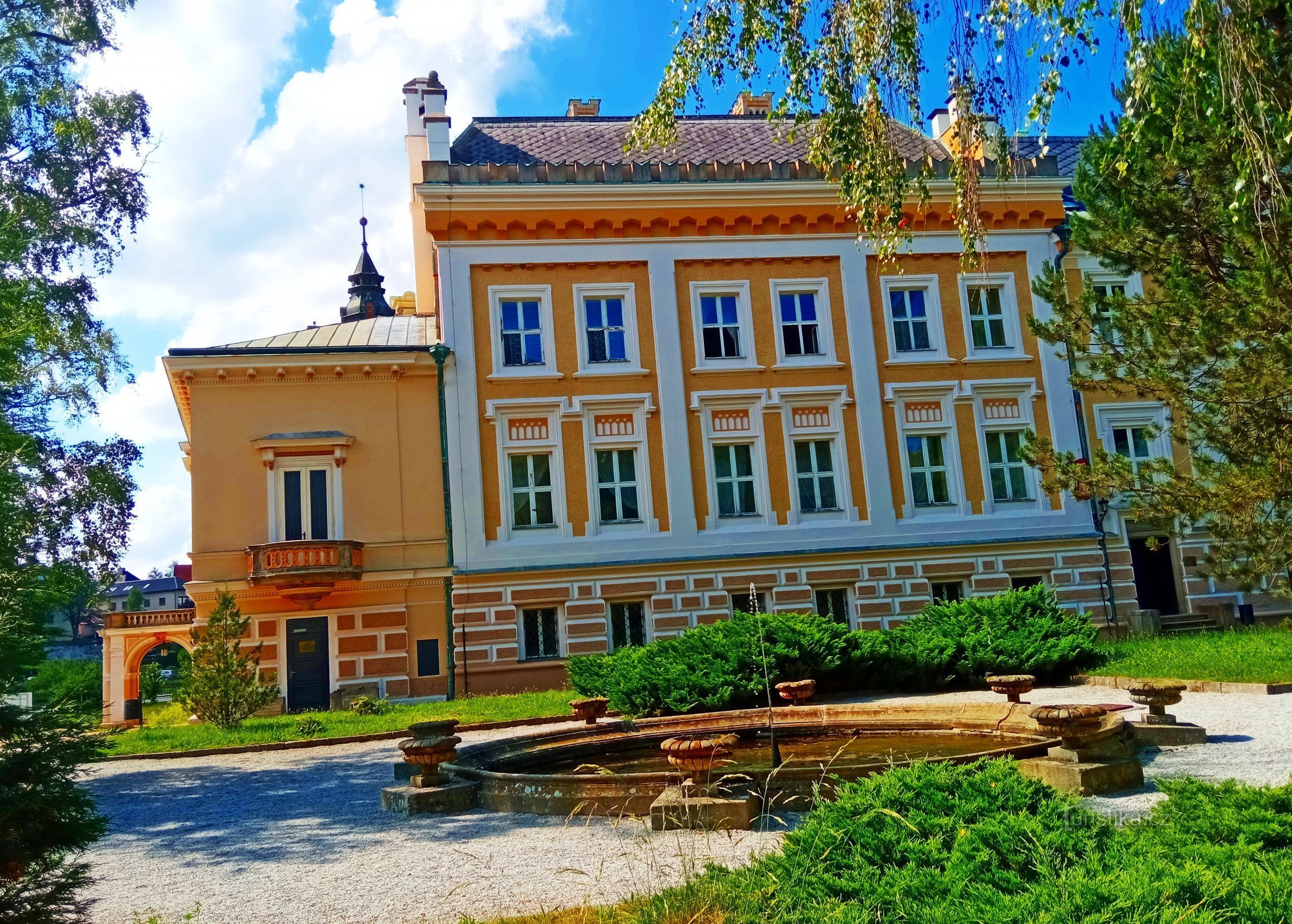 Utsikt över slottet i Světlá nad Sázavou från sidan av den engelska parken