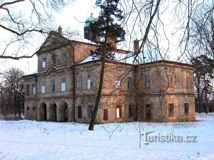 Näkymä linnalle entisestä puistosta: Barchovin linna