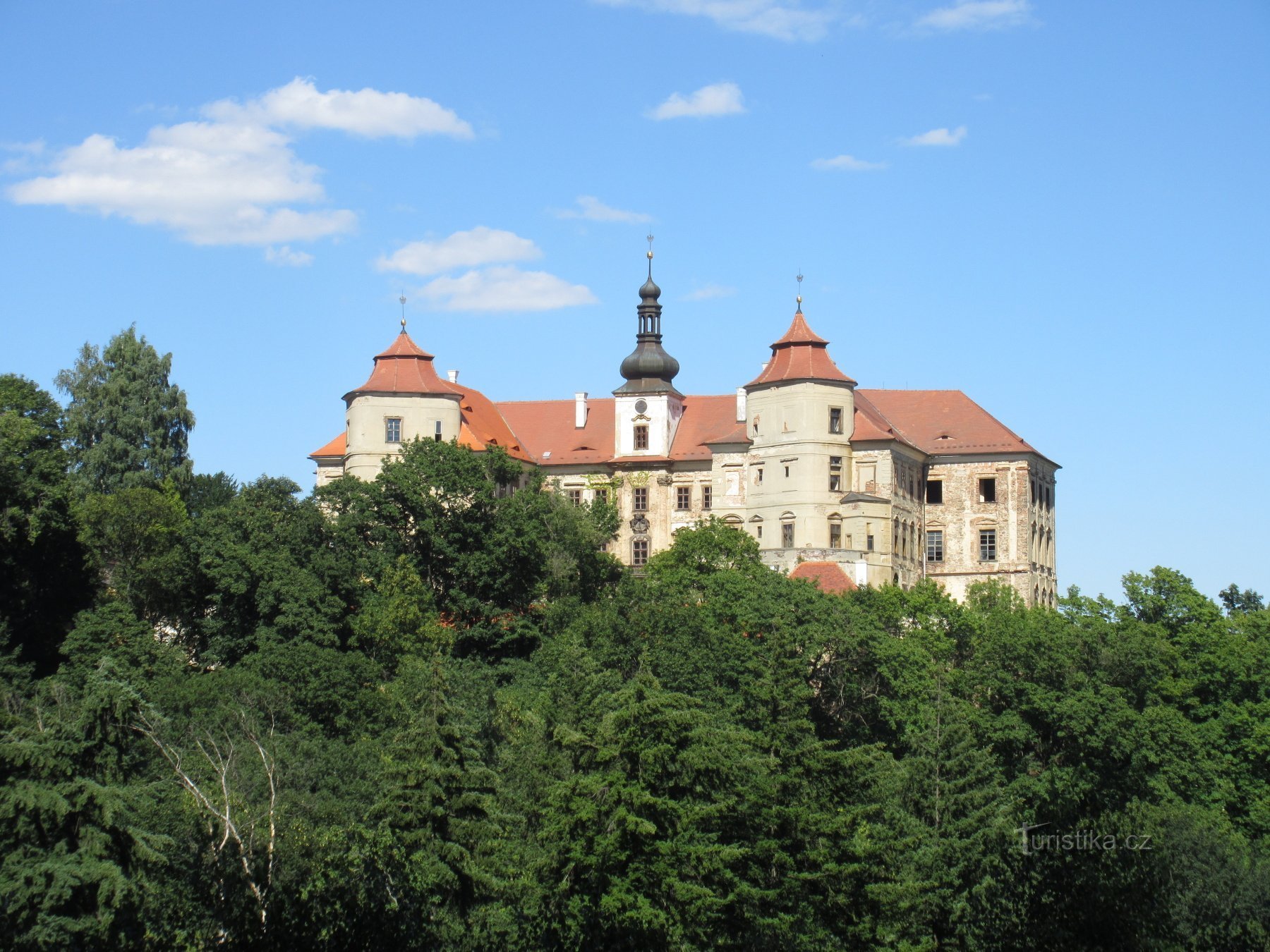 Widok zamku ze ścieżki prowadzącej do ruin