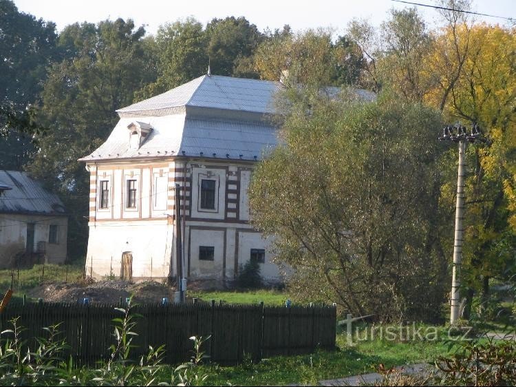 Widok zamku z głównej drogi