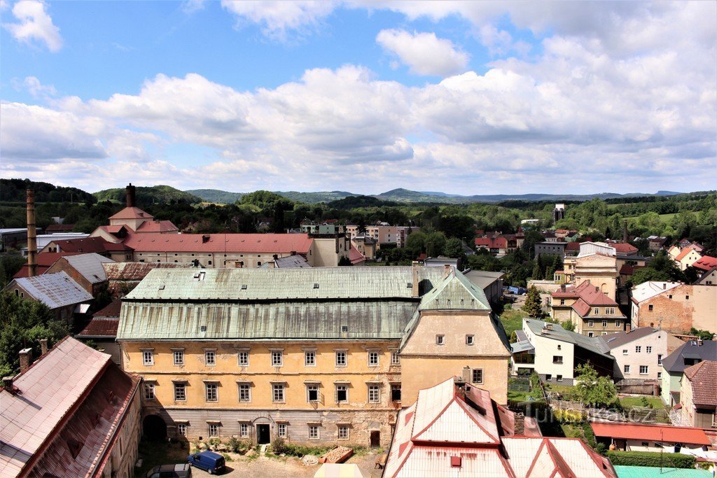 Blick vom Kirchturm auf die Burg