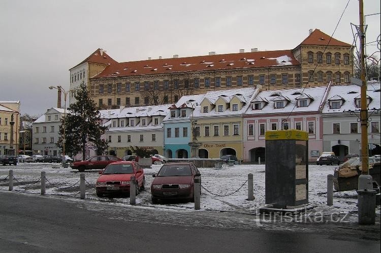 widok na zamek z placu