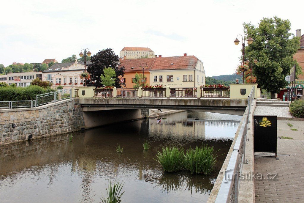 Kilátás a várra a térről