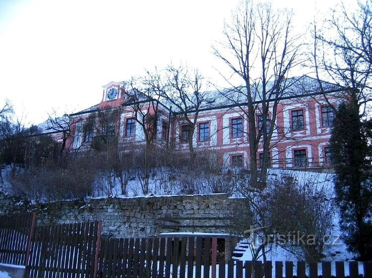 Udsigt over slottet fra landsbyen Lobeč