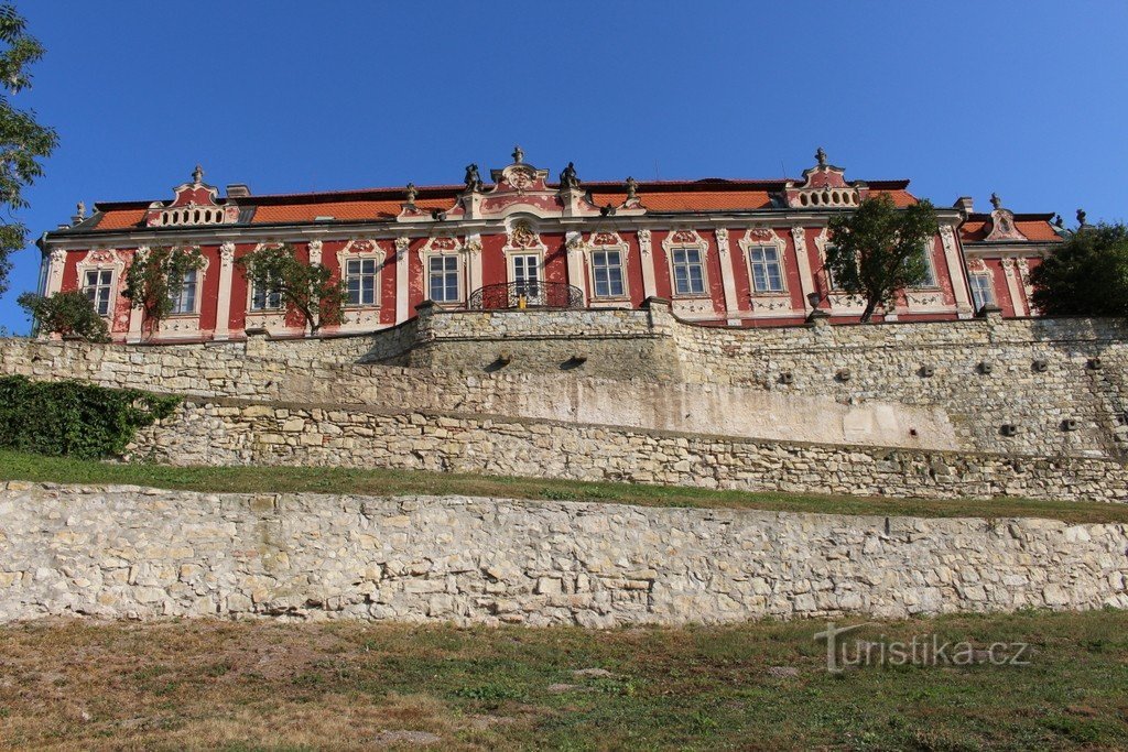 Blick vom Park auf das Schloss