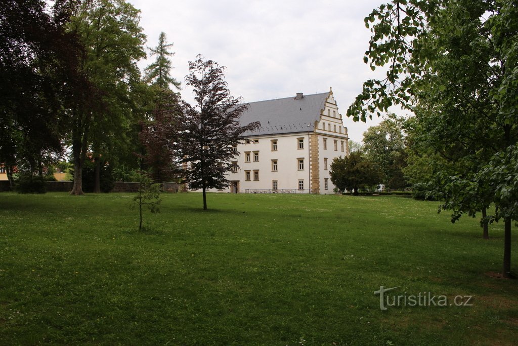 Uitzicht op het kasteel vanaf het park