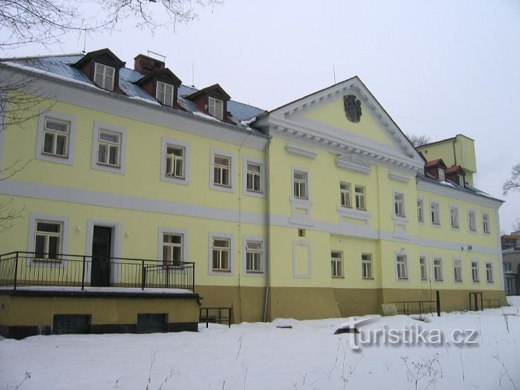 Vedere a castelului din parc de pe râul Orlice: Castelul Borohrádek