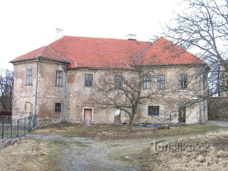 Uitzicht op het kasteel vanaf de begraafplaats bij de naastgelegen kerk