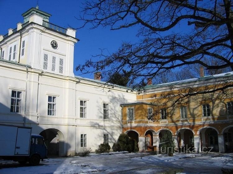 Vue du château depuis la cour du château