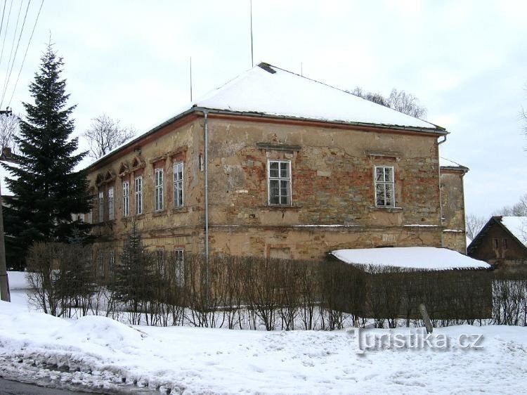 Näkymä linnalle lännestä: Stračovin linna