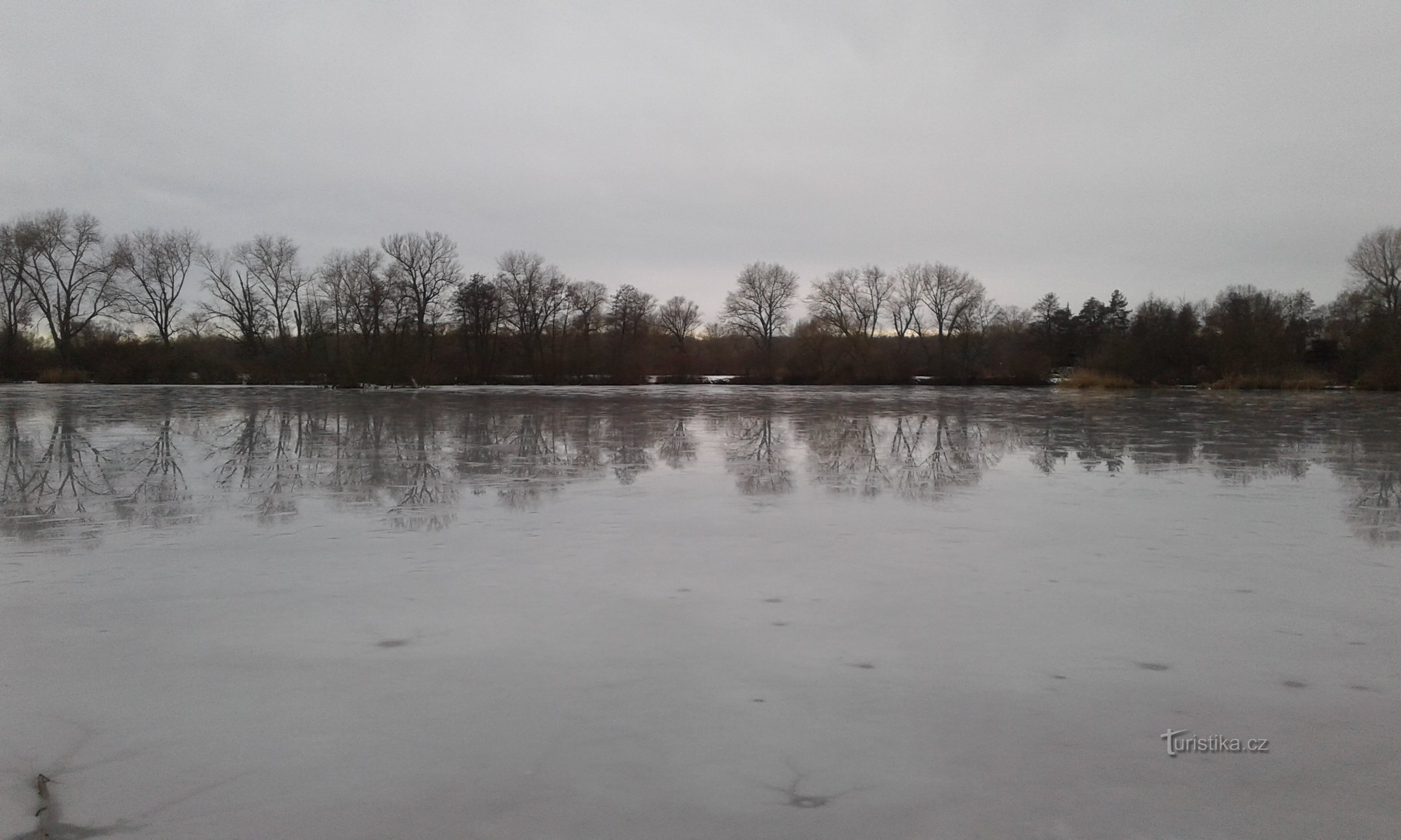 Une vue de la surface gelée du lac