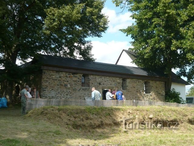 Widok pozostałości kaplicy remontowej od frontu