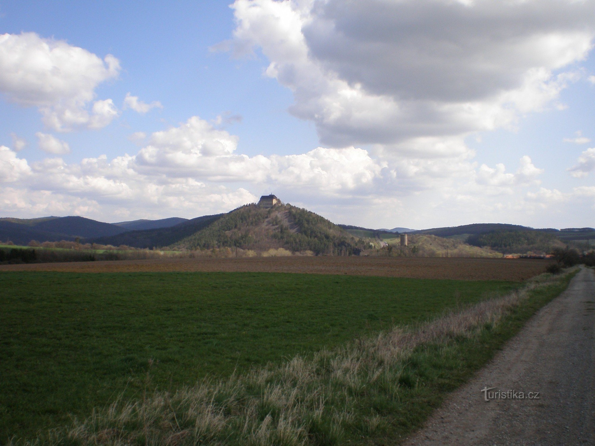 Widok na Žebrák i Točník