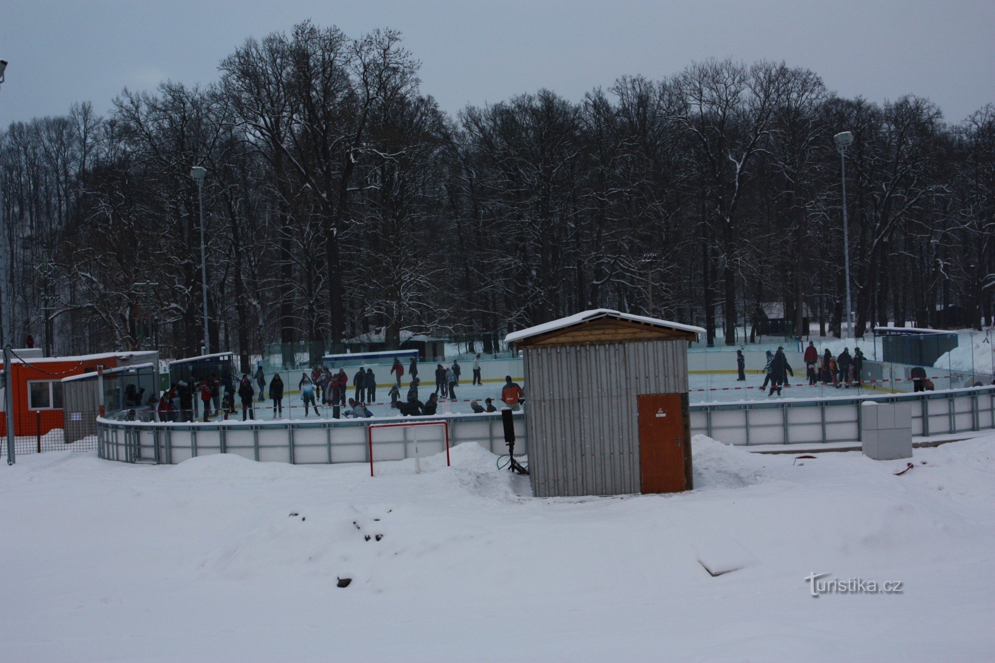 Quang cảnh sân vận động mùa đông ở Žamberk từ đường tới Jablonná nad Orlicí