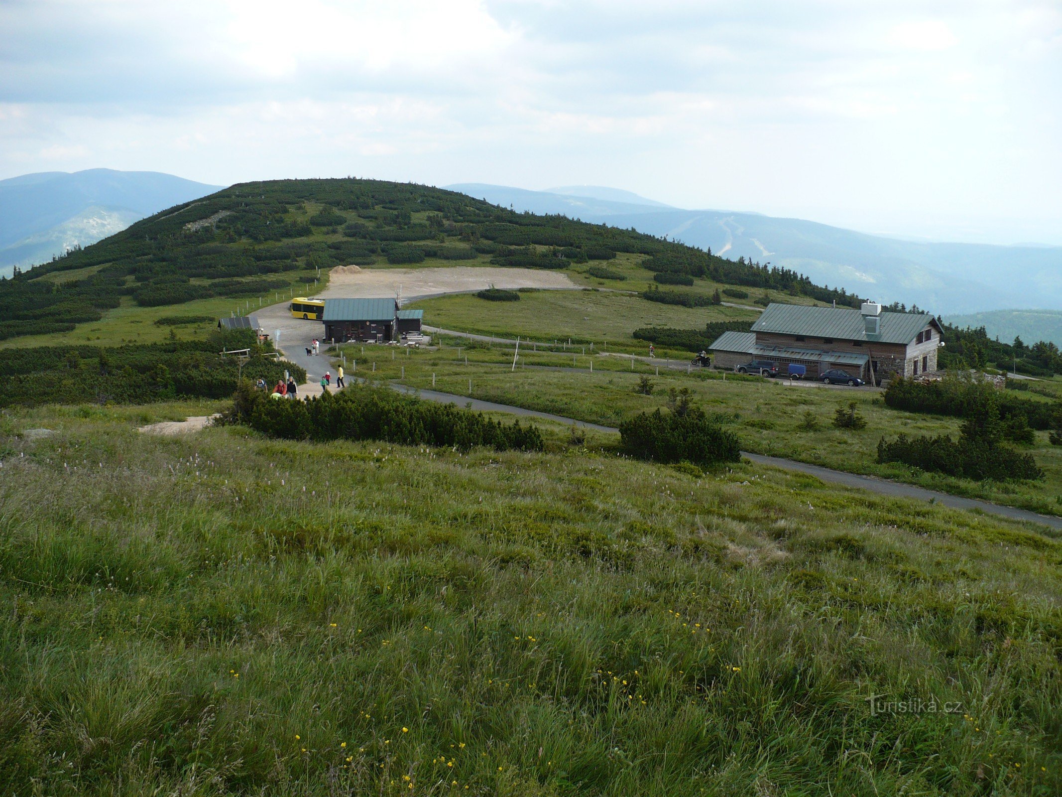 Blick auf Zlaté várší mit der Hütte vom Hügel