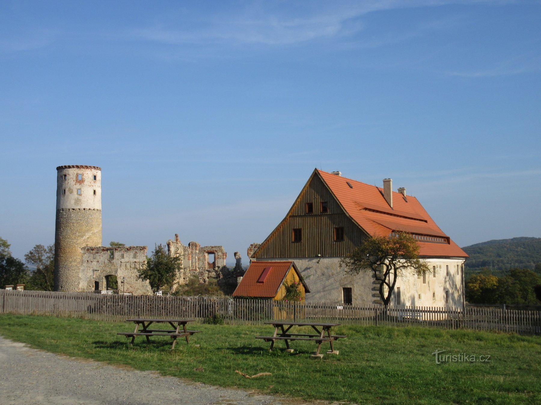 Pohled na zříceninu a hotel z parkoviště