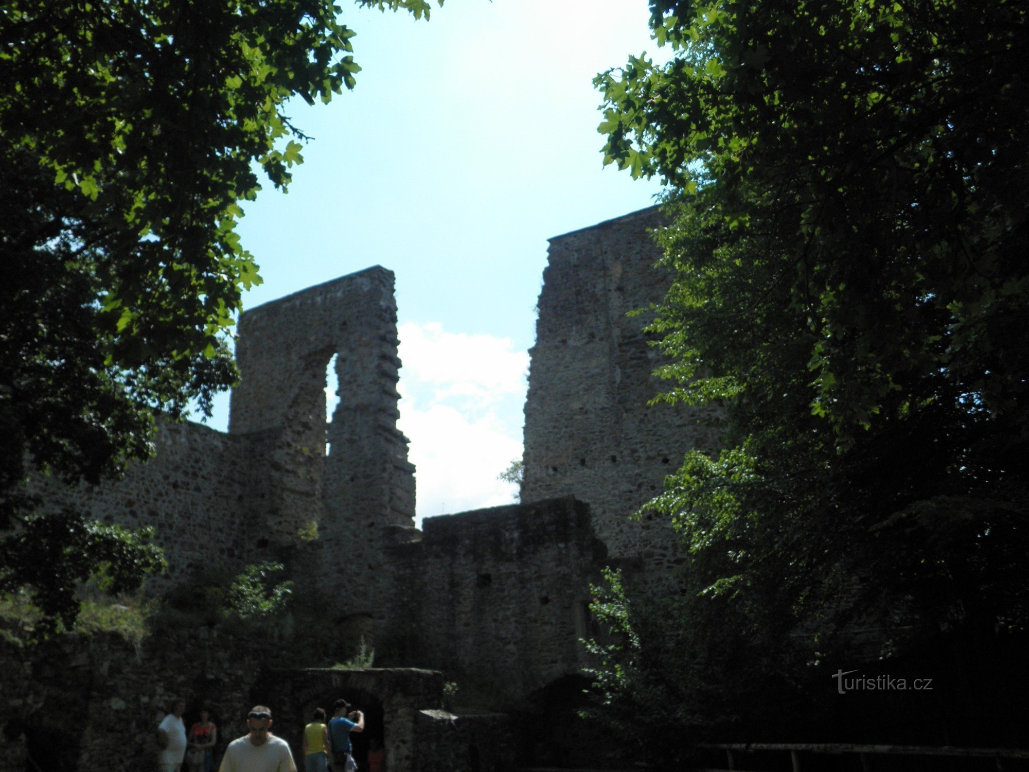 Vista das ruínas de Cornštejn.