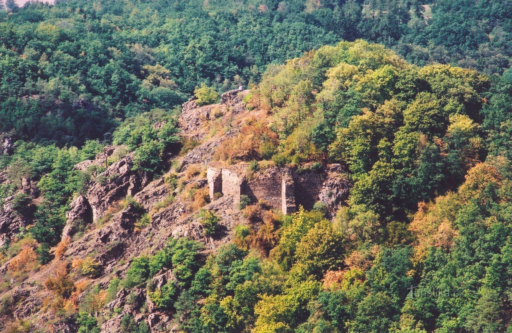 Vedere asupra ruinelor Castelului Levnov