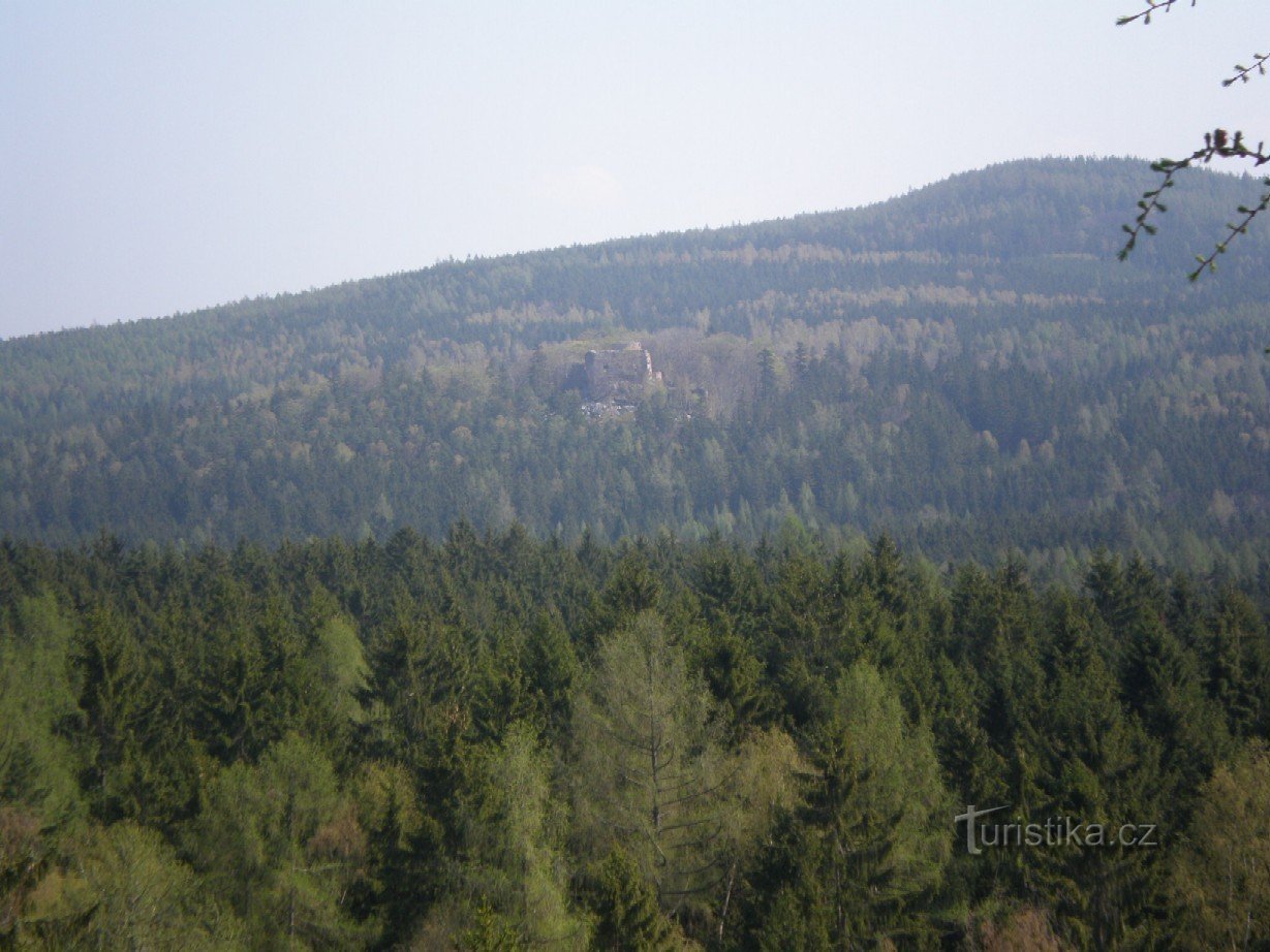 Jindřichova s​​kály からの Valdek の遺跡の眺め