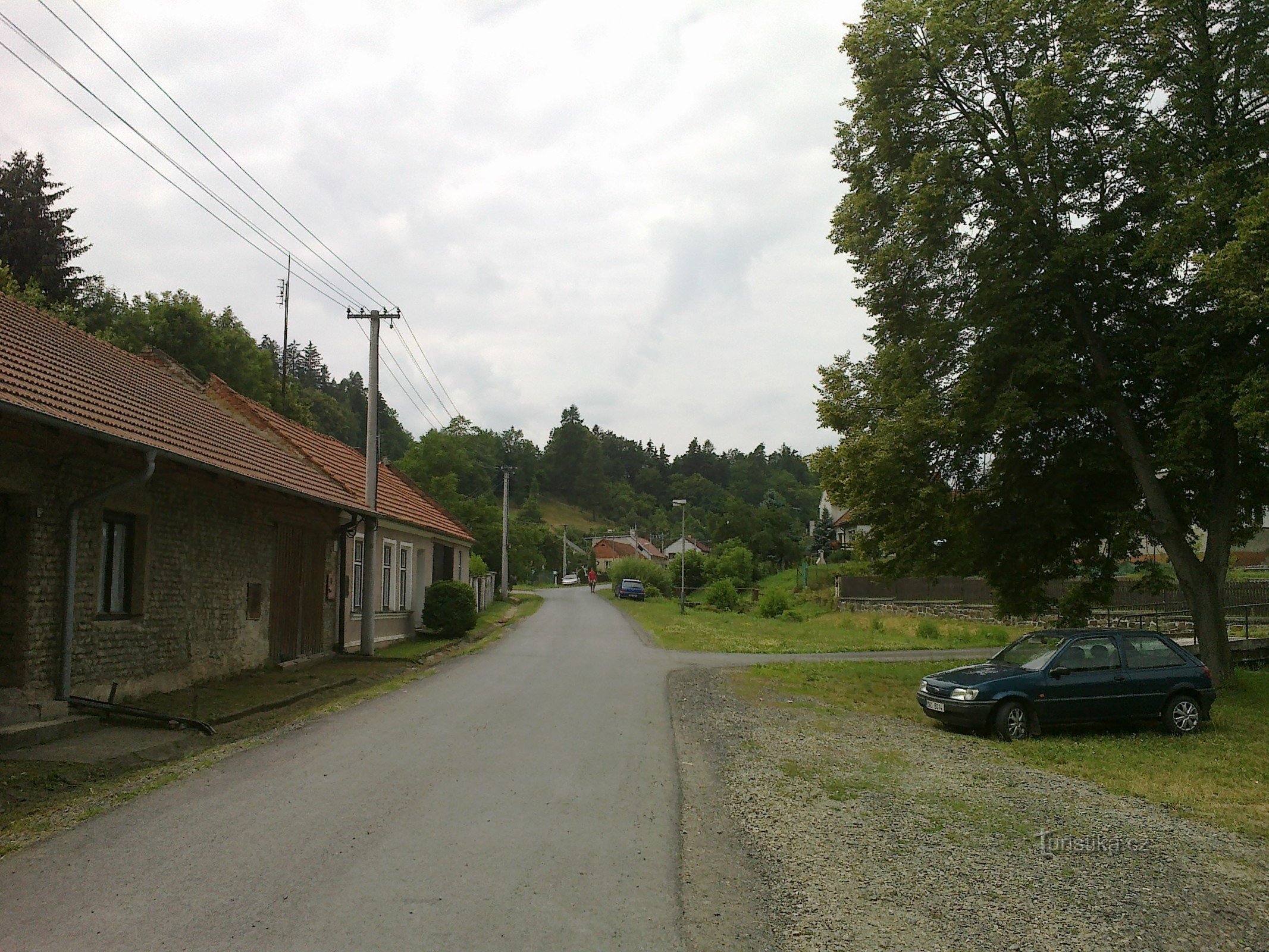 Blick nach oben durch das Dorf