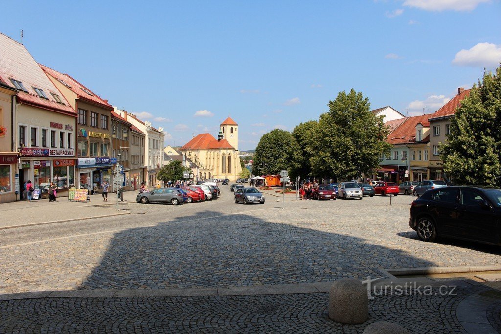 Blick auf die Kirche vom Platz