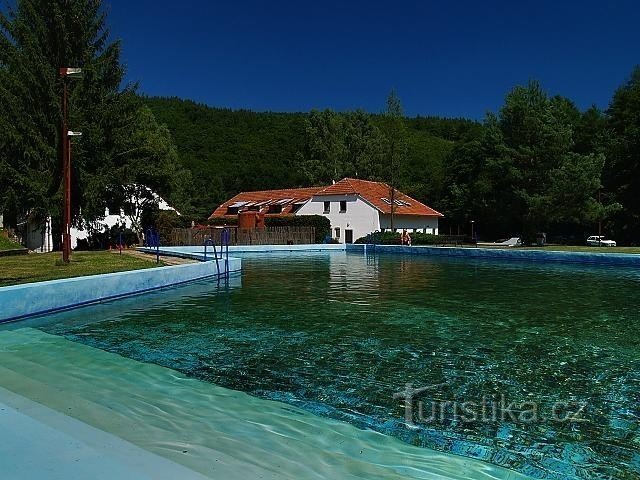 widok z basenu na restaurację