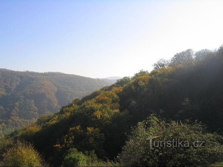 vista do portão do Castelo Hukvaldy, colina Bačův ao fundo no meio