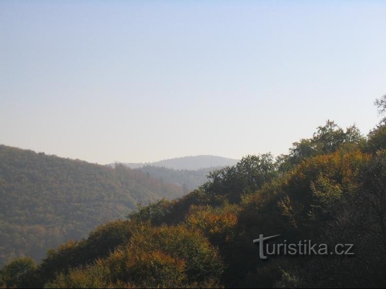 vista do portão do Castelo Hukvaldy, colina Bačův ao fundo no meio - zoom