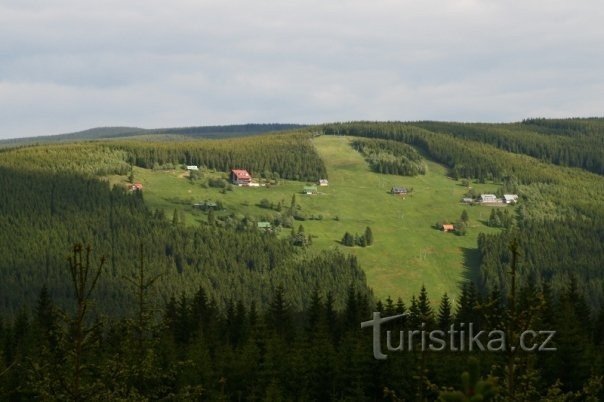 Utsikt från hotellet till de motsatta backarna