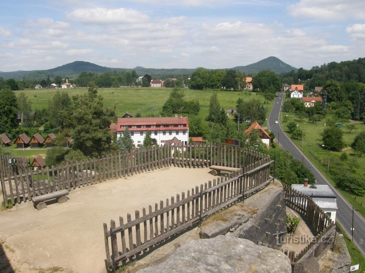 Vedere de la castel la castel