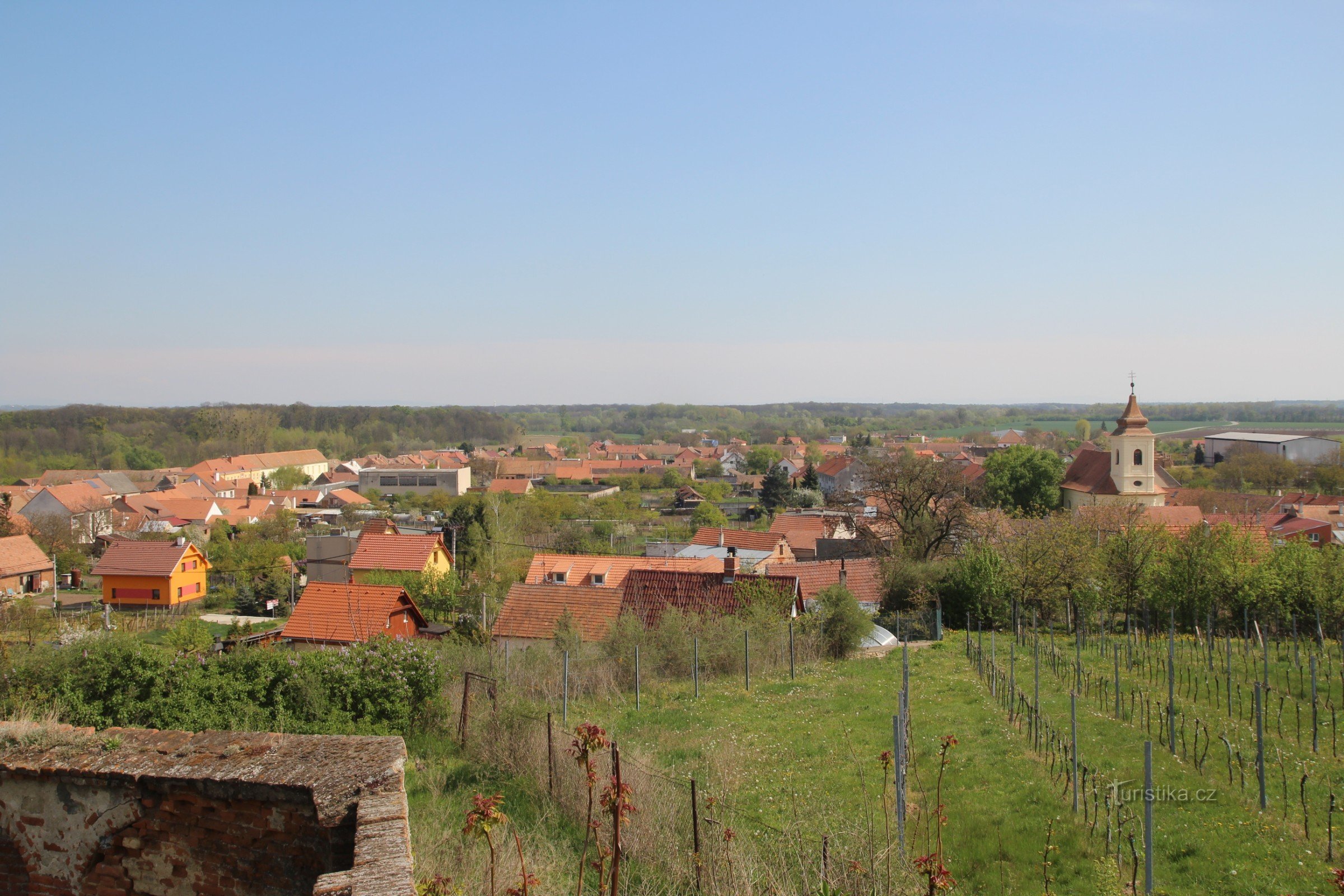 Vista desde el muro del cementerio hasta el pueblo y el bosque inundable