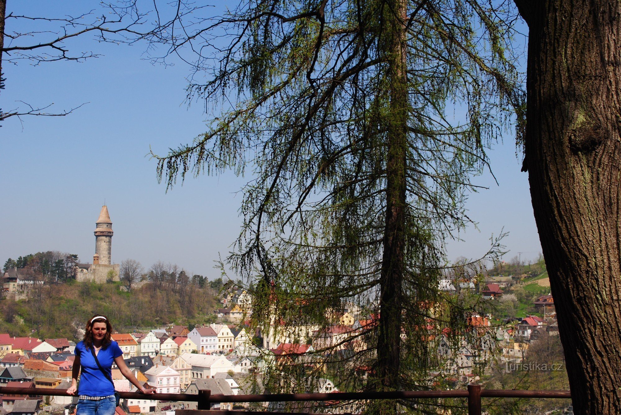 pogled iz špilje Šípka na povijesni dio grada s cilindričnom kulom Trúba