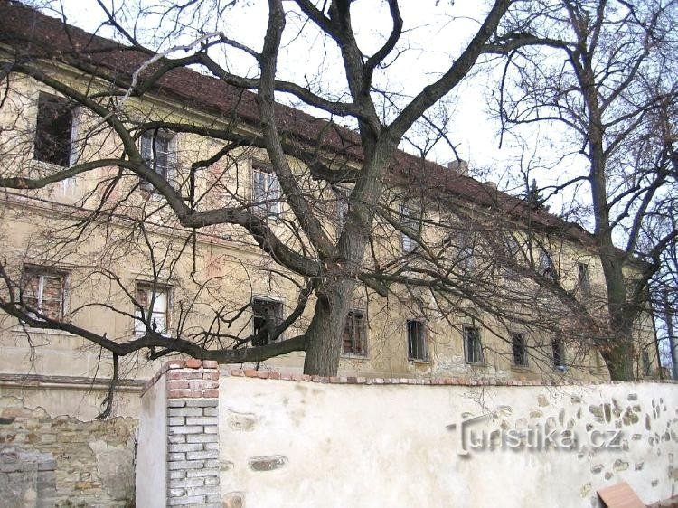 Vedere dinspre sud din fosta grădină a castelului: Castelul Statenice